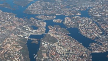 พระบาทสมเด็จพระเจ้าอยู่หัว และสมเด็จพระนางเจ้า ฯ พระบรมราชินี เสด็จพระราชดำเนินเยือนราชอาณาจักรสวีเดน ตามคำทูลเชิญของสมเด็จพระราชาธิบดีคาร์ลที่ 16 กุสตาฟแห่งสวีเดน เพื่อทรงร่วมงานพระราชพิธีเนื่องในโอกาสวันคล้ายวันพระราชสมภพครบ 80 พรรษา ของสมเด็จพระรา