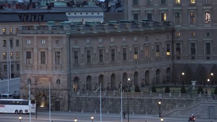 พระบาทสมเด็จพระเจ้าอยู่หัว และสมเด็จพระนางเจ้า ฯ พระบรมราชินี ทรงร่วมงานถวายพระกระยาหารค่ำและพระราชทานเลี้ยงอาหารค่ำ อย่างไม่เป็นทางการ ซึ่งสมเด็จพระราชาธิบดีคาร์ล ที่ 16 กุสตาฟ แห่งสวีเดน ทรงเป็นเจ้าภาพ ณ พระราชวังหลวง กรุงสตอกโฮล์ม