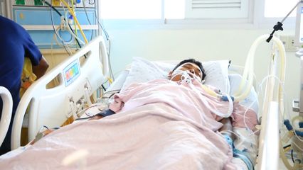 ผู้ว่าราชการจังหวัดยะลา เชิญดอกไม้และตะกร้าสิ่งของพระราชทานไปมอบแก่เจ้าหน้าที่ตำรวจ ที่ได้รับบาดเจ็บจากเหตุการณ์ความไม่สงบในพื้นที่ภาคใต้