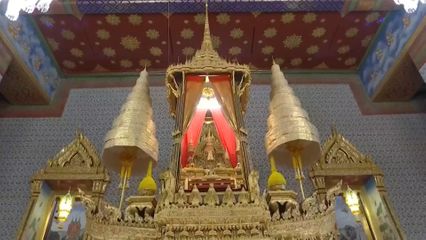 พระบาทสมเด็จพระเจ้าอยู่หัว และสมเด็จพระนางเจ้า ฯ พระบรมราชินี เสด็จพระราชดำเนินไปในการพระราชพิธีฉัตรมงคล พุทธศักราช 2569