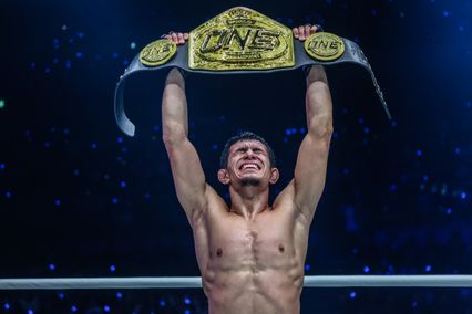 ONE Championship : อาวาซเบก โคลเมียร์ซาเอฟ ผงาดแชมป์โลก ONE ลั่นครองบัลลังก์ยาวนาน