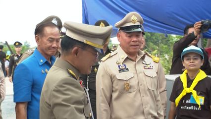 องคมนตรี พร้อมด้วยมูลนิธิราชประชานุเคราะห์ ในพระบรมราชูปถัมภ์ เชิญสิ่งของพระราชทาน เครื่องอุปโภคบริโภค ไปมอบแก่ผู้ประสบวาตภัยในจังหวัดสุพรรณบุรี