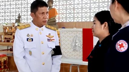 พระบาทสมเด็จพระเจ้าอยู่หัว พระราชทานพวงมาลาวางหน้าหีบศพ พร้อมพระราชทานสิ่งของแก่กำลังพล และประชาชนที่ได้รับบาดเจ็บ จากเหตุการณ์ความไม่สงบในพื้นที่จังหวัดชายแดนภาคใต้