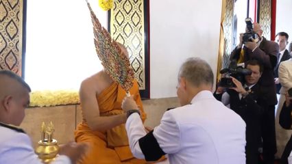 องคมนตรีเชิญสัญญาบัตร พัดยศ และผ้าไตร ไปถวายแด่พระราชวัชราทร บวรปริยัติกิจ มหาคณิสสร บวรสังฆาราม คามวาสี วัดไก่เตี้ย