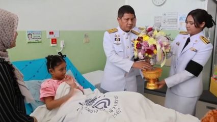 พระบาทสมเด็จพระเจ้าอยู่หัว พระราชทานดอกไม้และตะกร้าสิ่งของแก่เจ้าหน้าที่และประชาชนที่บาดเจ็บจากเหตุการณ์ในพื้นที่จังหวัดนราธิวาสและจังหวัดปัตตานี