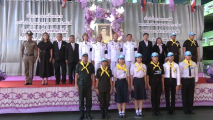 พระบาทสมเด็จพระเจ้าอยู่หัว พระราชทานสิ่งของ เครื่องอุปโภคบริโภค และพระราชทานเลี้ยงอาหารกลางวัน แก่นักเรียน คณะครู บุคลากร โรงเรียนธนบุรีวรเทพีพลารักษ์