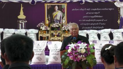 สมเด็จพระกนิษฐาธิราชเจ้า กรมสมเด็จพระเทพรัตนราชสุดา ฯ สยามบรมราชกุมารี พระราชทานเมล็ดพันธุ์ข้าวหอมมะลิ 105 ของมูลนิธิชัยพัฒนาแก่ราษฎรและเกษตรกรผู้ประสบอุทกภัยในจังหวัดร้อยเอ็ด