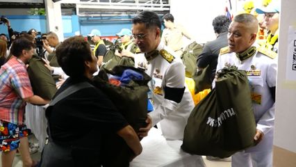 องคมนตรี เชิญสิ่งของพระราชทาน และสิ่งของพระราชทานสำหรับเด็ก มอบแก่ผู้ประสบอัคคีภัยชุมชนริมคลองนางหงษ์ เขตปทุมวัน