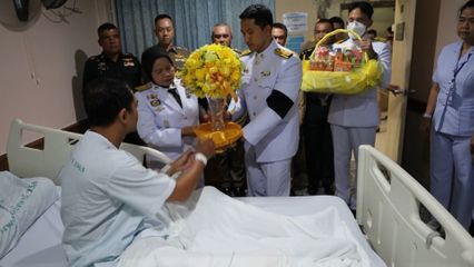 พระบาทสมเด็จพระเจ้าอยู่หัว พระราชทานดอกไม้และสิ่งของแก่ดาบตำรวจ อดุลย์ หะยีสูหลง ที่บาดเจ็บจากเหตุสร้างสถานการณ์ในพื้นที่จังหวัดปัตตานี