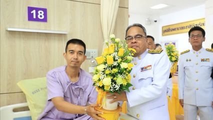 ผู้ว่าราชการจังหวัดยะลา เชิญดอกไม้ และตะกร้าสิ่งของพระราชทาน ไปมอบแก่เจ้าหน้าที่ และประชาชนที่ได้รับบาดเจ็บจากเหตุการณ์ความไม่สงบในพื้นที่ภาคใต้