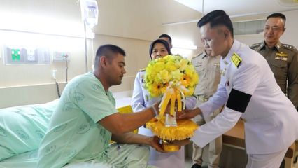 พระบาทสมเด็จพระเจ้าอยู่หัว และสมเด็จพระนางเจ้า ฯ พระบรมราชินี พระราชทานดอกไม้ และตะกร้าสิ่งของแก่เจ้าหน้าที่ซึ่งได้รับบาดเจ็บจากเหตุการณ์ความไม่สงบ