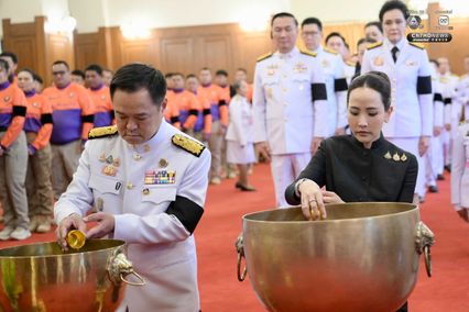 นายกฯ นำ ครม. เข้าถวายน้ำสรงพระศพเบื้องหน้าพระรูป สมเด็จพระเจ้าลูกเธอ เจ้าฟ้าพัชรกิติยาภา ฯ