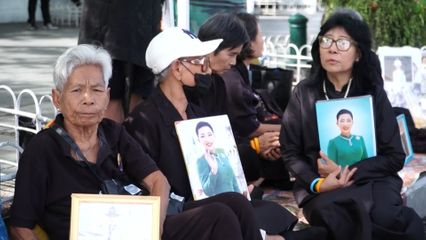 คนไทยปักหลักแสดงความอาลัยตั้งแต่เช้า