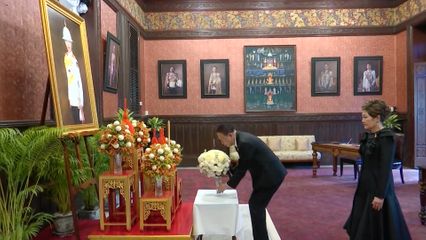 คณะทูตานุทูต คณะบุคคล และประชาชน เข้าถวายสักการะเบื้องหน้าพระรูป เจ้าฟ้าพัชรกิติยาภา ฯ