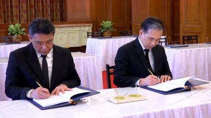คณะบุคคล เข้าถวายสักการะเบื้องหน้าพระรูป พร้อมลงนามแสดงความอาลัย