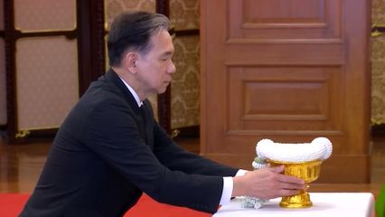 ประชาชนทุกหมู่เหล่า เดินทางไปลงนามแสดงความอาลัย