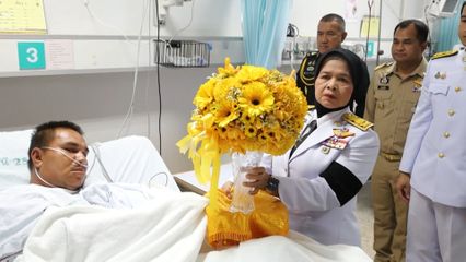 พระบาทสมเด็จพระเจ้าอยู่หัว และสมเด็จพระนางเจ้า ฯ พระบรมราชินี พระราชทานดอกไม้และตะกร้าสิ่งของแก่กำลังพลที่ได้รับบาดเจ็บจากเหตุคนร้ายลอบวางระเบิด