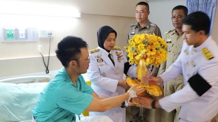 พระบาทสมเด็จพระเจ้าอยู่หัว และสมเด็จพระนางเจ้า ฯ พระบรมราชินี พระราชทานดอกไม้ และตะกร้าสิ่งของพระราชทาน แก่เจ้าหน้าที่ตำรวจ ที่ได้รับบาดเจ็บจากสถานการณ์ความไม่สงบในพื้นที่ภาคใต้
