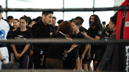 ONE Championship : บอสชาตรี สอนศิลปะการป้องกันตัว ฉลองเปิดยิม EVOLVE MMA