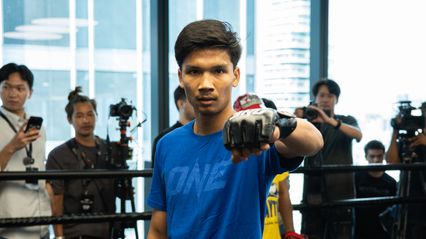ONE ลุมพินี : สามเอ ไก่ย่างห้าดาว ควง อาลีฟ ส.เดชะพันธ์ โชว์หุ่นฟิตก่อนชิงเข็มขัด