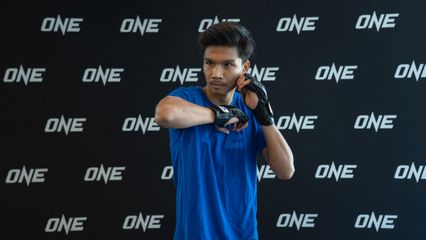 ONE ลุมพินี : สามเอ ไก่ย่างห้าดาว ควง อาลีฟ ส.เดชะพันธ์ โชว์หุ่นฟิตก่อนชิงเข็มขัด