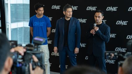 ONE ลุมพินี : สามเอ ไก่ย่างห้าดาว ควง อาลีฟ ส.เดชะพันธ์ โชว์หุ่นฟิตก่อนชิงเข็มขัด