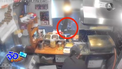 ลูกค้าต่างชาติรอคิวนาน โยนอาหารทิ้งเหยียบซ้ำ