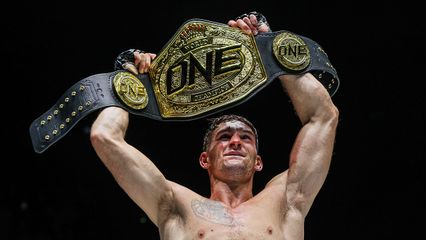 ONE Championship : นิโค คาร์ริลโล ปลื้มนั่งบัลลังก์ ONE มวยไทย รุ่นเฟเธอร์เวต ทางการ