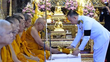 องคมนตรี เชิญสัญญาบัตร พัดยศ และผ้าไตร ไปถวายแด่พระสงฆ์ที่ทรงตั้งสมณศักดิ์