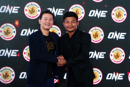 ONE Championship : รถถัง จิตรเมืองนนท์ ลงนามเซ็นสัญญาฉบับใหม่กับ ONE