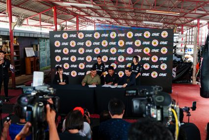 ONE Championship : รถถัง จิตรเมืองนนท์ ลงนามเซ็นสัญญาฉบับใหม่กับ ONE