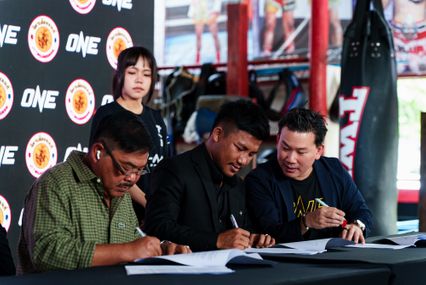 ONE Championship : รถถัง จิตรเมืองนนท์ ลงนามเซ็นสัญญาฉบับใหม่กับ ONE