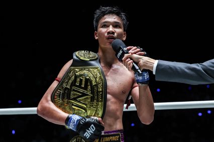 ONE ลุมพินี : อาลีฟ ส.เดชะพันธ์ ผงาดแชมป์โลกเฉพาะกาล พร้อมรวบอำนาจ พระจันทร์ฉาย ป๋องสุพรรณ พีเค.