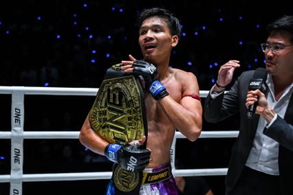 ONE ลุมพินี : ทูตมาเลเซีย ร่วมแสดงความยินดี อาลีฟ ส.เดชะพันธ์ คว้าเข็มขัด ONE มวยไทย รุ่นสตรอว์เวต เฉพาะกาล