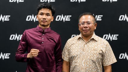 ONE ลุมพินี : ทูตมาเลเซีย ร่วมแสดงความยินดี อาลีฟ ส.เดชะพันธ์ คว้าเข็มขัด ONE มวยไทย รุ่นสตรอว์เวต เฉพาะกาล