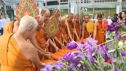 สมเด็จพระกนิษฐาธิราชเจ้า กรมสมเด็จพระเทพรัตนราชสุดา ฯ สยามบรมราชกุมารี เสด็จพระราชดำเนินไปในการพระราชทานเพลิงศพ นางมัณฑนา เกียรติวงศ์ ศิลปินแห่งชาติ สาขาศิลปะการแสดง (ดนตรีไทยสากล - ขับร้อง) ประจำปี 2552
