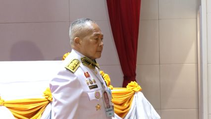 ราชเลขานุการในพระองค์ พระบาทสมเด็จพระเจ้าอยู่หัว ออกรับเครื่องราชสักการะ และพานพุ่มถวายพระพรชัยมงคล เนื่องในโอกาสวันเฉลิมพระชนมพรรษา พระบาทสมเด็จพระเจ้าอยู่หัว