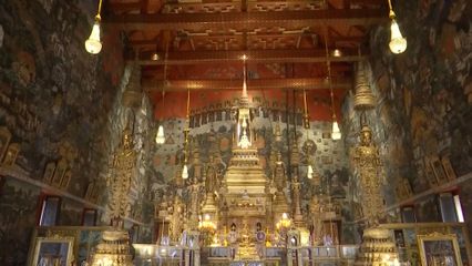 พระบาทสมเด็จพระเจ้าอยู่หัว และสมเด็จพระนางเจ้า ฯ พระบรมราชินี ทรงเปลี่ยนเครื่องทรงฤดูร้อนพระพุทธมหามณีรัตนปฏิมากร เพื่อทรงเครื่องสำหรับฤดูฝน