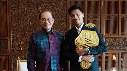 ONE ลุมพินี : นายกฯ มาเลเซีย อันวาร์ อิบราฮิม ร่วมยินดี อาลีฟ ส.เดชะพันธ์ คว้าแชมป์โลก ONE มวยไทย รุ่นสตรอว์เวต เฉพาะกาล