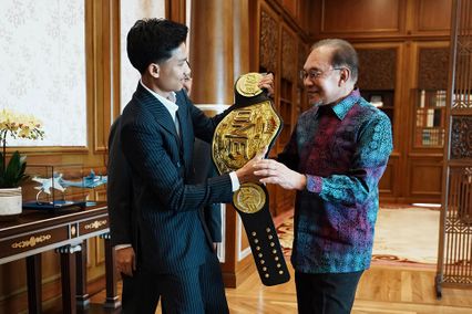 ONE ลุมพินี : นายกฯ มาเลเซีย อันวาร์ อิบราฮิม ร่วมยินดี อาลีฟ ส.เดชะพันธ์ คว้าแชมป์โลก ONE มวยไทย รุ่นสตรอว์เวต เฉพาะกาล