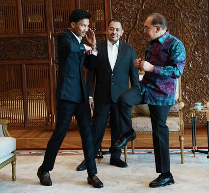 ONE ลุมพินี : นายกฯ มาเลเซีย อันวาร์ อิบราฮิม ร่วมยินดี อาลีฟ ส.เดชะพันธ์ คว้าแชมป์โลก ONE มวยไทย รุ่นสตรอว์เวต เฉพาะกาล
