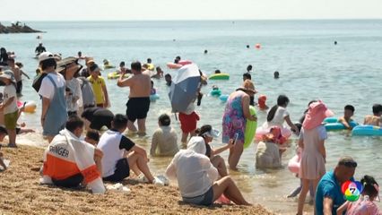 ชาวจีนเดินทางหลบอากาศร้อน ไปพักผ่อนที่ชายหาดต้าเหลียน