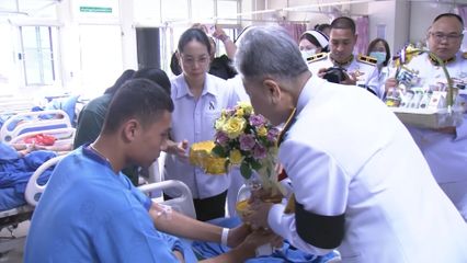 พระบาทสมเด็จพระเจ้าอยู่หัว และสมเด็จพระนางเจ้า ฯ พระบรมราชินี พระราชทานดอกไม้และตะกร้าสิ่งของพระราชทานแก่ผู้บาดเจ็บ และทรงพระกรุณาโปรดเกล้าโปรดกระหม่อมให้เชิญพวงมาลาไปวางที่หน้าหีบศพผู้เสียชีวิต เหตุยิงในโรงเรียนเทพศิรินทร์