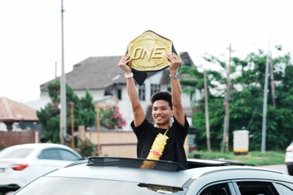 ONE Championship : อาลีฟ ส.เดชะพันธ์ หอบเข็มขัดแชมป์โลก ONE กลับบ้าน ชาวมาเลย์แห่ต้อนรับคับคั่ง