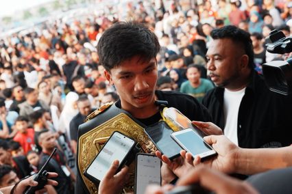 ONE Championship : อาลีฟ ส.เดชะพันธ์ หอบเข็มขัดแชมป์โลก ONE กลับบ้าน ชาวมาเลย์แห่ต้อนรับคับคั่ง