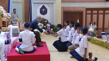 พระวรวงศ์เธอ พระองค์เจ้าเฉลิมศึกยุคล ประทานเข็มที่ระลึก เข็มเกียรติคุณ และรางวัล แก่ผู้บริหาร ครู บุคลากร และนักเรียน โรงเรียนมหาวชิราวุธ จังหวัดสงขลา ในพระอุปถัมภ์ฯ