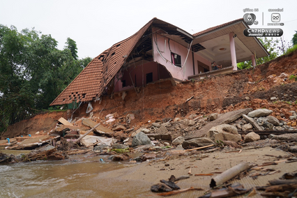 รอดหวุดหวิด น้ำซัดบ้านทรุด ห้องนอนกลายเป็นเหวลึก ตัวบ้านพังเสียหายอยู่ต่อไม่ได้ แต่หัวใจยังต้องสู้ต่อ