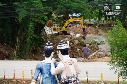 รอดหวุดหวิด น้ำซัดบ้านทรุด ห้องนอนกลายเป็นเหวลึก ตัวบ้านพังเสียหายอยู่ต่อไม่ได้ แต่หัวใจยังต้องสู้ต่อ
