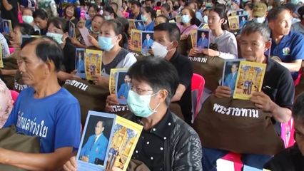 องคมนตรี เชิญถุงพระราชทานและเครื่องอุปโภคบริโภค กับถุงพระราชทานสำหรับเด็ก ไปมอบแก่ราษฎรที่ประสบอุทกภัย ที่จังหวัดน่าน