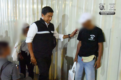 ผู้ว่าฯ ชัชชาติ พร้อมทีมงาน ลงพื้นที่ราชดำเนิน ย้ำดูแลคนไร้บ้านแบบละมุนละม่อม พาเข้าสู่ระบบ คืนสู่สังคม ชี้แก้ปัญหาไม่ง่าย แต่ต้องแก้ที่ต้นเหตุ
